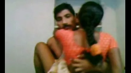 کپڑے اتارے اور ایک سفید الکسیس تگزاس sex صوفے پر بلی میں دیے۔