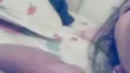 خوبصورت نوجوان لڑکی اپنی کروٹ رگڑ سکس الکسیس با عمو جانی رہی ہے۔