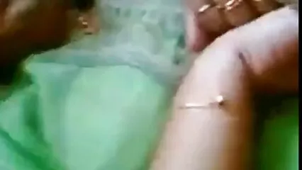 ایک پشت صحنه الکسیس ٹھنڈی لڑکی کو دو قیدیوں نے سلاخوں کے پیچھے چدایا۔