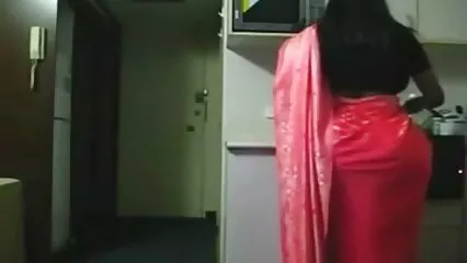 شیشے کے ساتھ سرخ بالوں والی اپنی ٹینڈر بلی کو مشت زنی کرتی سکس خانم الکسیس ہے۔