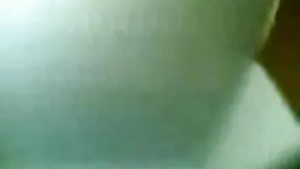 Busty لڑکی لنڈ پر سوپرالكسيس بلی کے ساتھ چھلانگ.