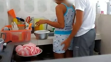 میز پر دو خوبصورت الکسیس تگزاس سکس ویدیو خوبصورتیاں بلی کو پیار کر رہی ہیں۔