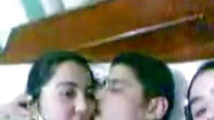 شرارتی لڑکی اس کے منہ پر بیٹھی ہے اور خوشی کے ساتھ cums. فیلم الکسیس خارجی