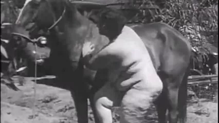 Busty سنہرے فیلم یکسی الکسیس بالوں والی اس کی دھڑکتی cunt کو چھیڑ رہی ہے۔