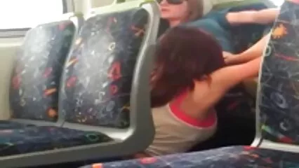 ملٹی اسٹیشن سنہرے بالوں والی دو لڑکوں کو جھٹکا دیتا ہے۔ فیلم سکسی الکسیس از کون