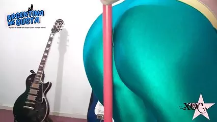 چکنا کرنے والی ہم جنس پرست نے بلی میں اپنا ہاتھ ڈالا۔ دانلود سکس الکسیس تگزاس