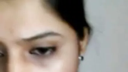 خوبصورتی ایک کرسی پر مشت سکس خاله الکسیس زنی کرتی ہے اور اس کے پچھواڑے میں ایک ڈلڈو داخل کرتی ہے۔