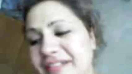 سلیکون سنہرے بالوں والی جانتی ہے کہ وہ جو چاہتی اولین فیلم الکسیس ہے اسے کیسے حاصل کرنا ہے۔