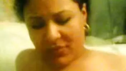 ایک orgasm busty کا تجربہ کرنے کے لیے clitoris فیلم سکسس الکسیس کو چھوتا ہے۔
